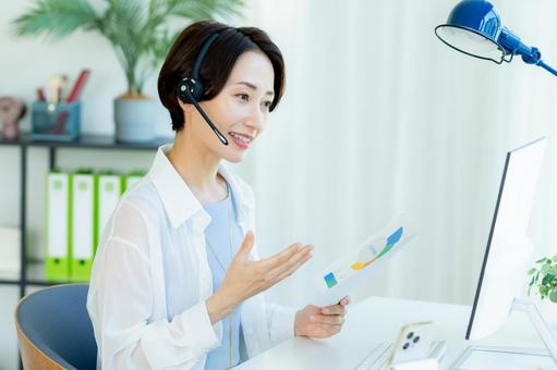 オフィスで働く女性のオペレーター オフィスで働く女性のオペレーター オペレーター,女性,笑顔の写真素材