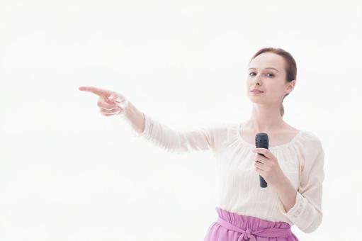 マイクで話す笑顔の若い女性 マイクで話す笑顔の若い女性 先生,留学,放送の写真素材