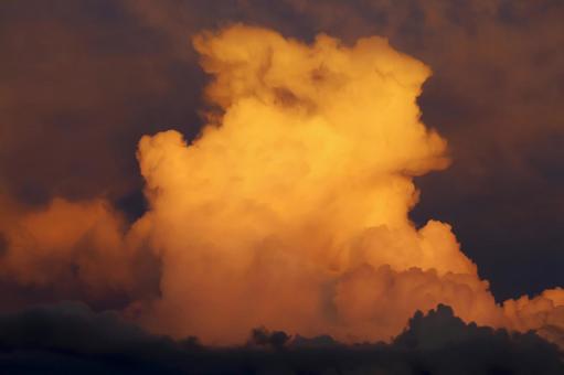 西日があたる雲  西日があたる雲 の写真