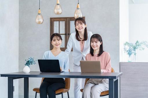 私服の女性3人 私服の女性3人 ミーティング,笑顔,ビジネスの写真素材