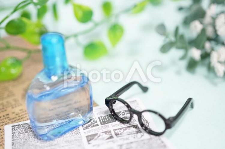 目薬と眼鏡 目薬,眼鏡,疲れ目の写真素材