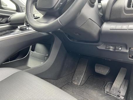 トヨタbZ4X運転席足元とペダル周辺 トヨタbZ4X運転席足元とペダル周辺 トヨタ,bz4x,電気自動車の写真素材