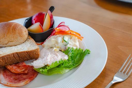 洋風の朝食プレート 洋風の朝食プレート 朝食,パン,トーストの写真素材