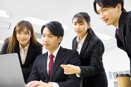 パソコンを見て打ち合わせする複数の会社員 ビジネス,パソコン,見るの写真素材