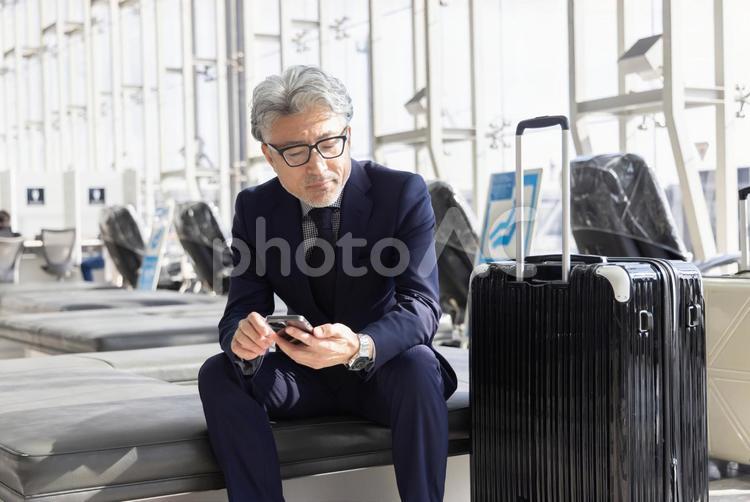 ミドル男性　空港　出張 空港,ビジネス,ミドルの写真素材