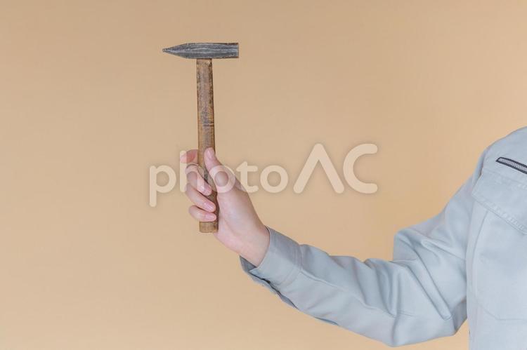 ハンマーを持つ作業者の手元 ハンマー,工具,持つの写真素材