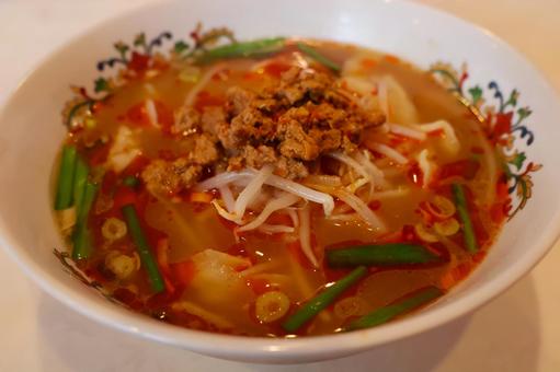 中華料理店の刀削麺 中華料理店の刀削麺 刀削麺,ひき肉,ニラの写真素材