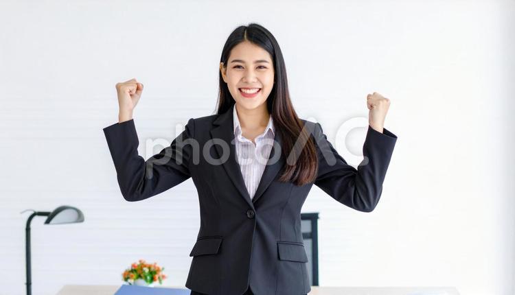 両手をあげて喜ぶビジネスウーマン ビジネスウーマン,女性,笑顔の写真素材