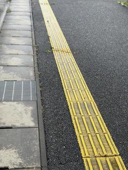 点字ブロックと歩道の質感 点字ブロック,歩道,バリアフリーの写真素材