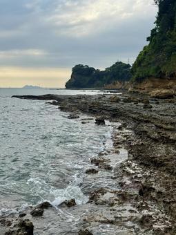 山口県彦島 竹ノ子島の磯辺 山口県彦島 竹ノ子島の磯辺 瀬戸内海,関門海峡,雲の写真素材
