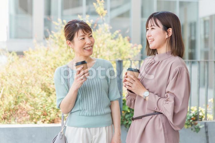 会話する笑顔のビジネスウーマン（休憩） 話す,女性,会話の写真素材