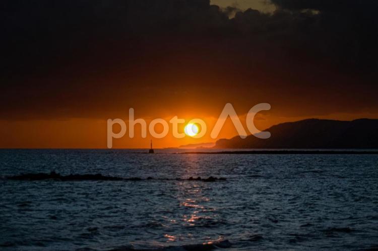 ＜五島の夜明け＞沖の灯台と太陽と浮島現象 空,海,灯台の写真素材