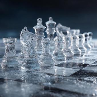 氷と光が織りなす、透明なチェスボードの写真