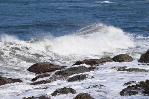 日本海の荒波 山形県庄内海岸 日本海の荒波,荒波,白波の写真素材