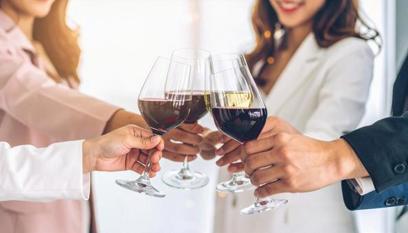 ワインで乾杯する手元 ワインで乾杯する手元の写真