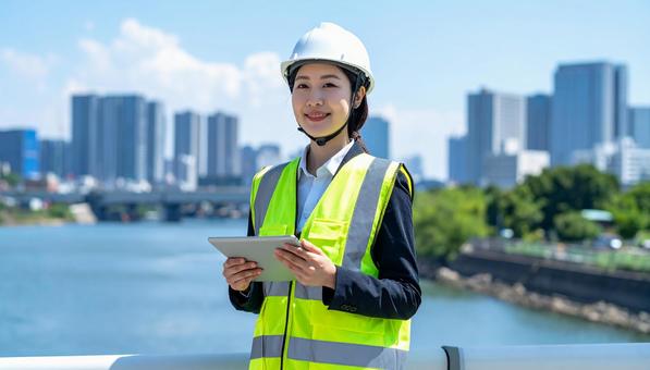 建設現場のヘルメットと作業服の日本人女性 建設現場のヘルメットと作業服の日本人女性の写真
