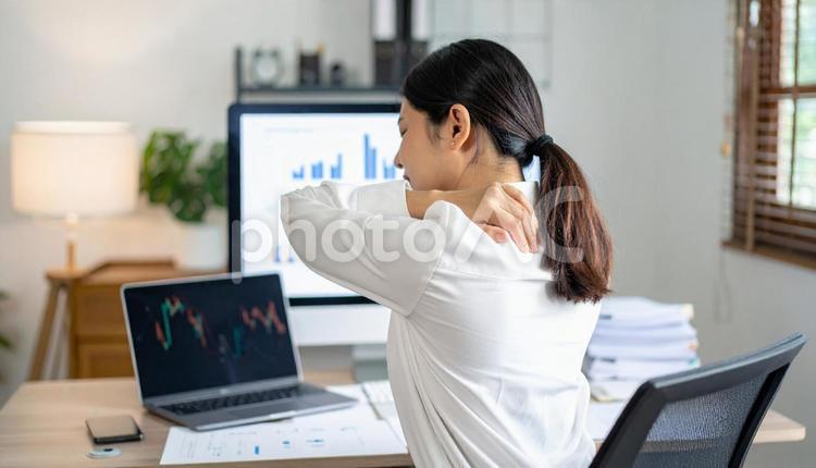 肩こりを感じて肩をおさえる女性 女性,肩こり,パソコンの写真素材