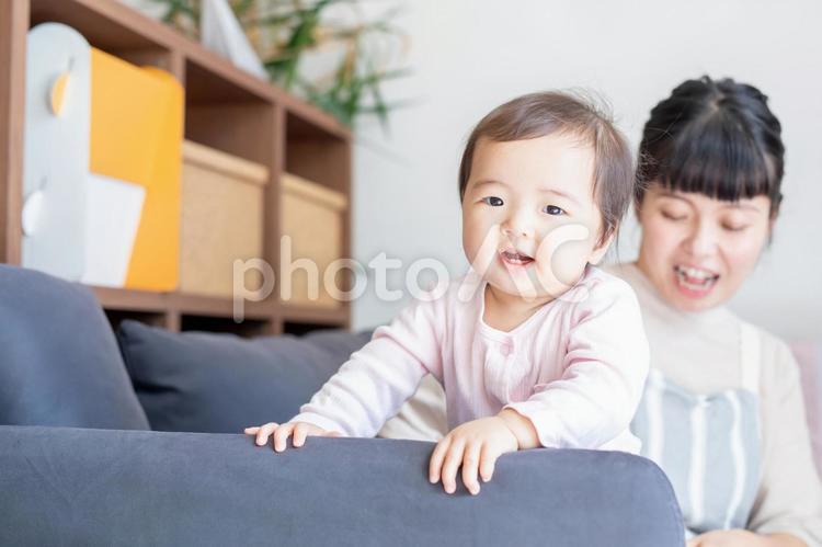 保育園／託児所／キッズカフェで遊ぶ男の子 赤ちゃん,ソファ,キッズコーナーの写真素材