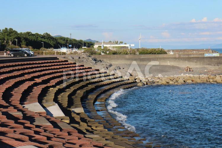 階段に打ち付ける波 波,海,空の写真素材
