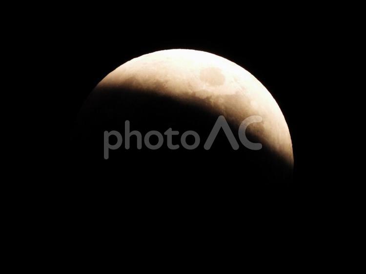 庭から見た皆既月食の途中の様子 月,自然,夜空の写真素材