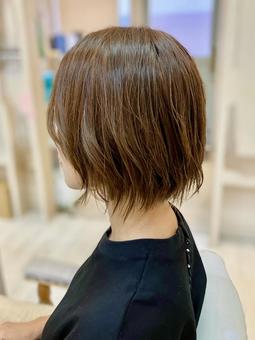 ショートヘアの女性 横顔 ショートヘアの女性 横顔 女性,20代,30代の写真素材