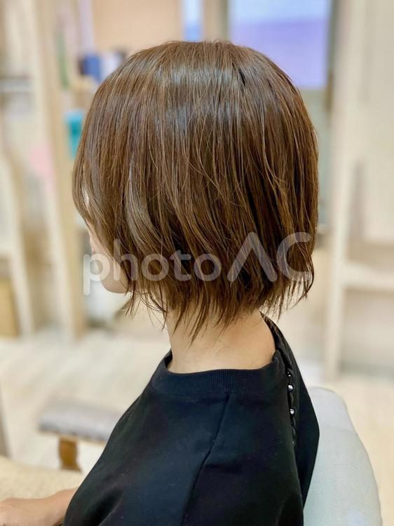 ショートヘアの女性 横顔 女性,20代,30代の写真素材