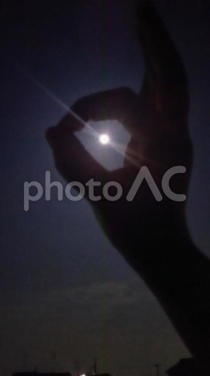 月  光  空   指の中  暗黒 月,ぼかし,人の写真素材