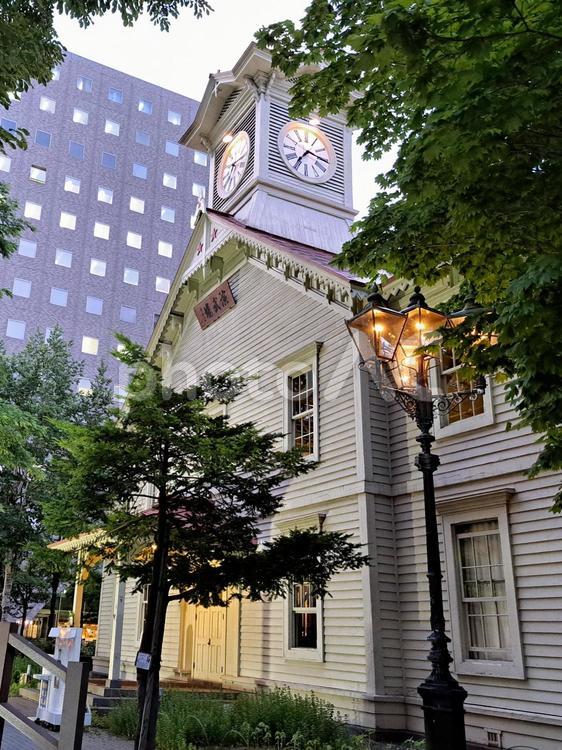 札幌時計台　夕暮れ ライトアップ,札幌,時計台の写真素材
