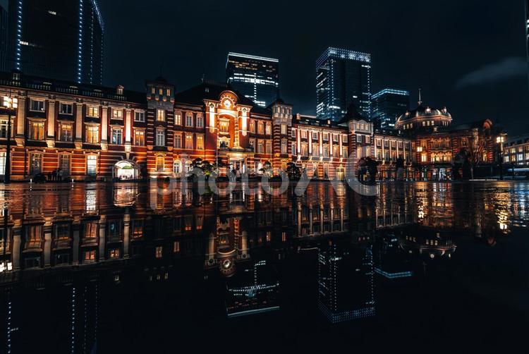 雨の東京駅丸の内口夜景　リフレクション 東京駅,丸の内,東京の写真素材