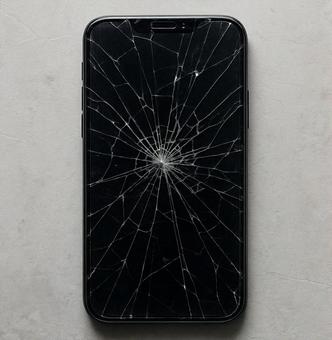 画面の割れたスマートフォン 画面の割れたスマートフォンの写真