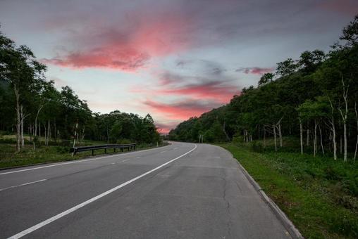 夕焼け空とアスファルト道路 夕焼け空とアスファルト道路 夕焼け,アスファルト,北海道の写真素材