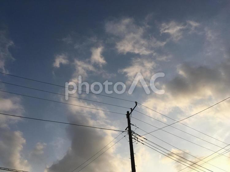 空と電柱のシルエット1 電柱,空,シルエットの写真素材