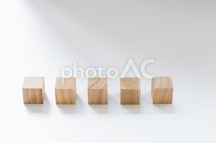木製キューブの積み木 ５個（白背景） キューブ,積木,サイコロの写真素材