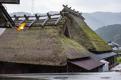雨の美山茅葺の里 風景,景色,自然の写真素材