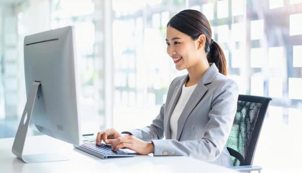パソコンで仕事する女性会社員 パソコンで仕事する女性会社員の写真