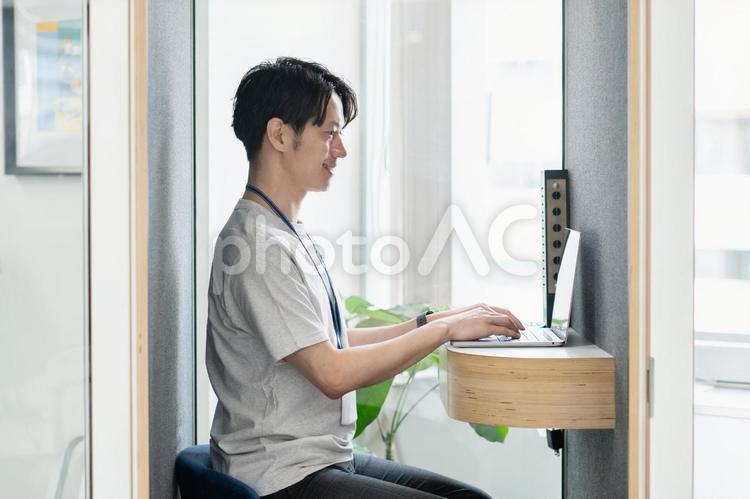 個室ワークスペースで働く若いビジネスマン 若い,30代,20代の写真素材