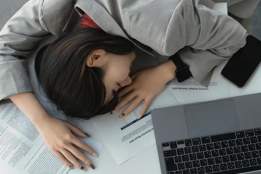 仕事に疲れる女性・ビジネスウーマン 女性,疲れ,パソコンの写真素材