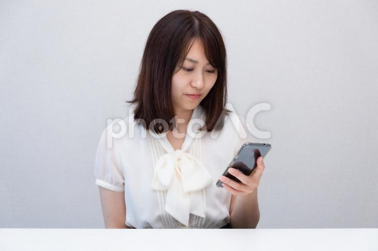 スマートフォンを使っている女性 女性,スマートフォン,スマホの写真素材