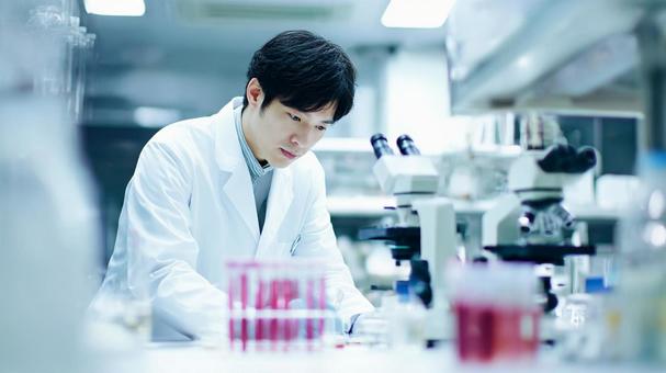 検体を検査する男性の臨床検査技師 検体を検査する男性の臨床検査技師の写真