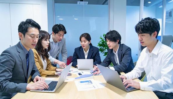 テーブルを囲んで会議するビジネスパーソン テーブルを囲んで会議するビジネスパーソンの写真