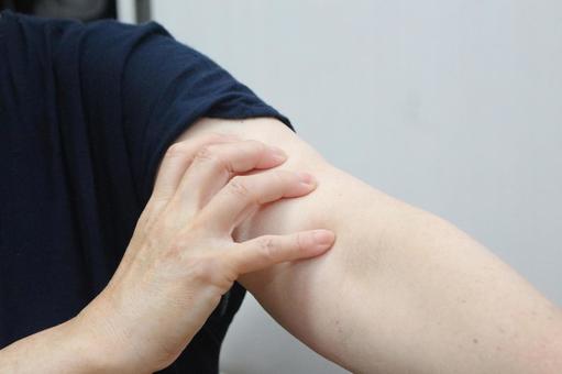 二の腕をマッサージ 二の腕をマッサージ 二の腕,マッサージ,揉むの写真素材
