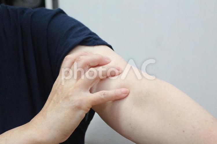 二の腕をマッサージ 二の腕,マッサージ,揉むの写真素材