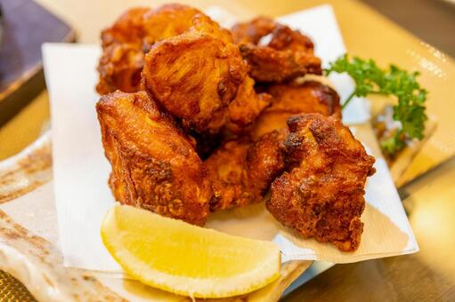 皿に盛られた鶏の唐揚げ 唐揚げ,鶏,チキンの写真素材
