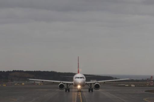飛行機正面 飛行機正面 飛行機,航空機,空港の写真素材