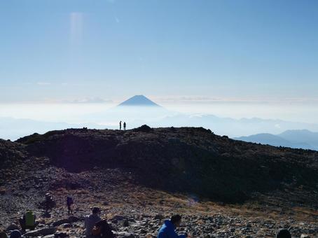 間ノ岳山頂から望む富士山 間ノ岳山頂から望む富士山 富士山,白根三山,朝の写真素材