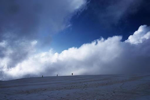突然の青空 冬,雪山,青空の写真素材