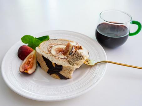 いちじく、ロールケーキ、ミント、赤ワイン いちじく、ロールケーキ、ミント、赤ワイン いちじく,ロールケーキ,赤ワインの写真素材
