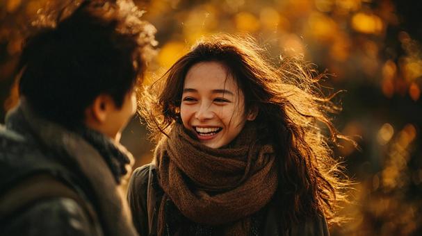 穏やかな表情の秋のデートの写真