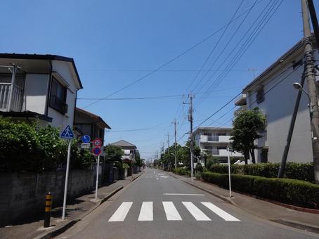 夏の交差点 夏の交差点 住宅街,交差点,青い空の写真素材