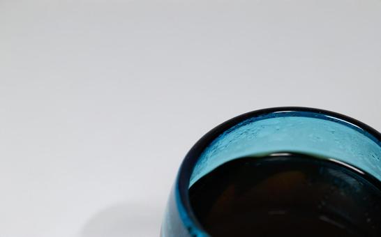 青いガラスのカップに入ったコーヒー 青い,カップ,ガラスの写真素材